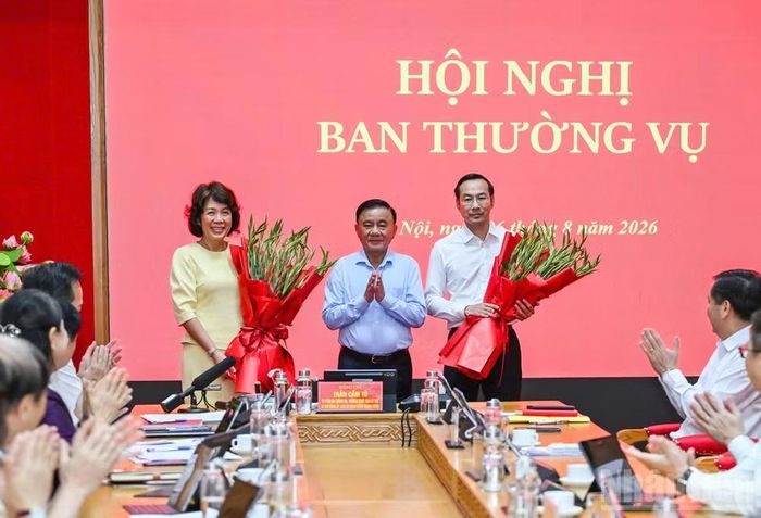 Thường trực Ban Bí thư Trần Cẩm Tú, Bí thư Đảng ủy các cơ quan Đảng Trung ương, tặng hoa và chúc mừng các đồng chí Nguyễn Thị Hoàng Vân và Nguyễn Thanh Nhàn. (Ảnh: DUY LINH)