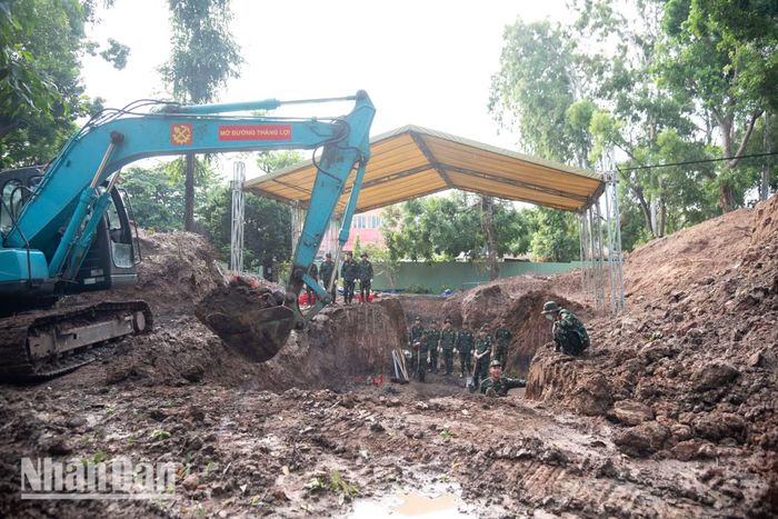 Bùn lầy và nước mưa không thể làm chùn bước những người lính đang thực hiện nhiệm vụ thiêng liêng.