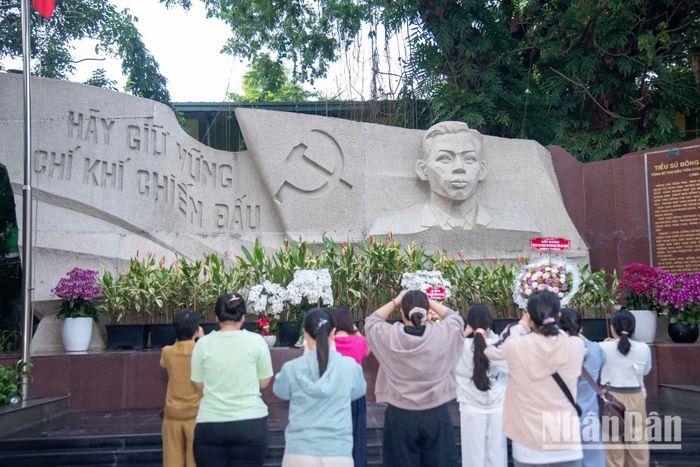 Hàng nghìn tổ chức và cá nhân từ khắp cả nước đã về đây để tri ân và tưởng nhớ.