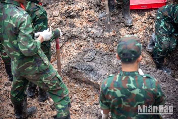 Hiện vật đôi dép được tìm thấy sau gần 60 năm nằm trong nhiều tầng đất.