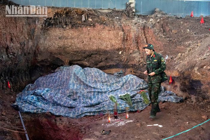 Các chiến sĩ nén cảm xúc khi phát hiện ra những hố chôn tập thể.