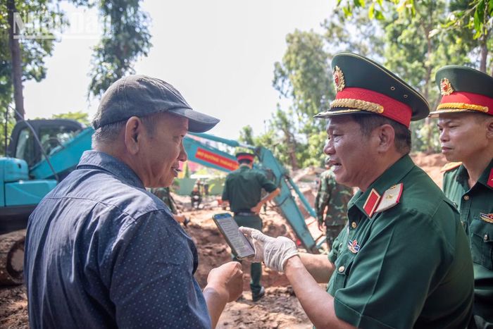 Thiếu tướng Trần Chí Tâm làm việc cùng Kiến trúc sư Nguyễn Xuân Thắng về hồ sơ nghiên cứu của nhóm chuyên gia.
