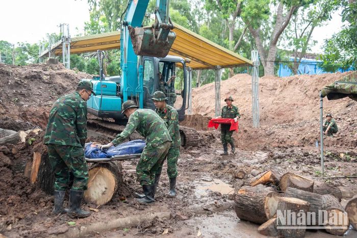 Các chiến sĩ của lực lượng tìm kiếm nâng niu từng mảnh nhỏ của di vật và phần hài cốt được tìm thấy, vì đó là những manh mối để tìm lại danh tính cho những anh hùng liệt sĩ đang thiếu thông tin.