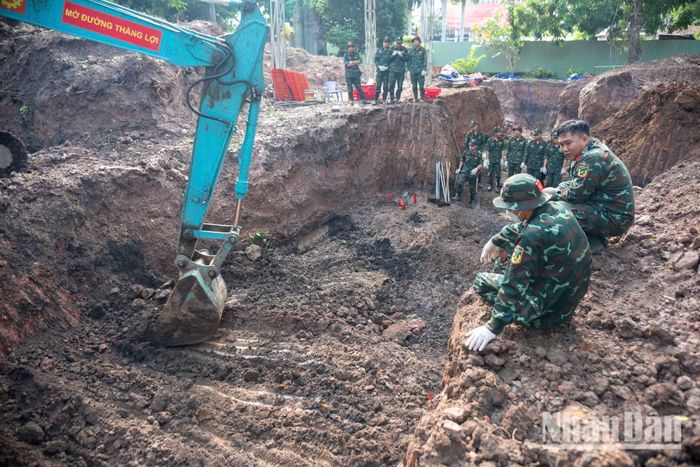Những hố chôn tập thể vẫn nằm sâu dưới lòng đất và hài cốt của các anh hùng liệt sĩ vẫn chờ đợi ngày được đưa về với gia đình.