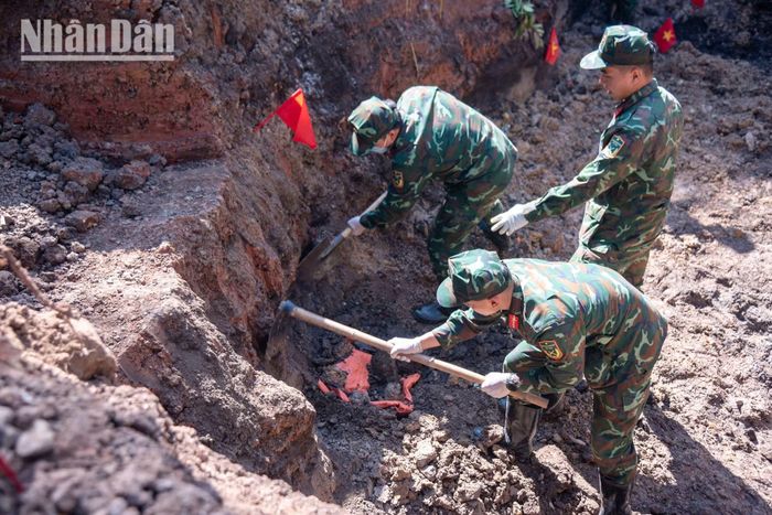Tại những vị trí nghi vấn, các chiến sĩ không thể dùng máy xúc mà phải đào thủ công để bảo đảm sự nguyên vẹn cho hài cốt. Từng nhát cuốc, xẻng đều phải được thực hiện với sự tập trung cao độ.