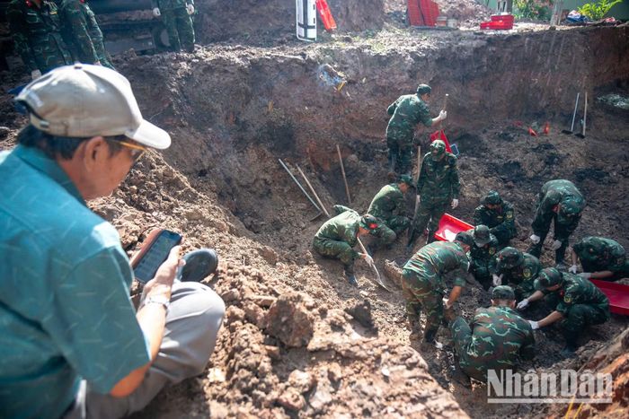 Các chiến sĩ tranh thủ từng giờ để gặp các nhân chứng cao niên với sức khỏe đang ngày một trở nên kém minh mẫn. Bởi nếu thế hệ nhân chứng lịch sử này mất đi, thông tin về vị trí của những ngôi mộ, những nơi các anh hùng liệt sĩ đã nằm xuống sẽ vĩnh viễn bị xóa nhòa. Một nhân chứng sống có thể giúp giải quyết nhanh chóng những vấn đề về vị trí địa lý mà máy móc chưa thể khẳng định.
