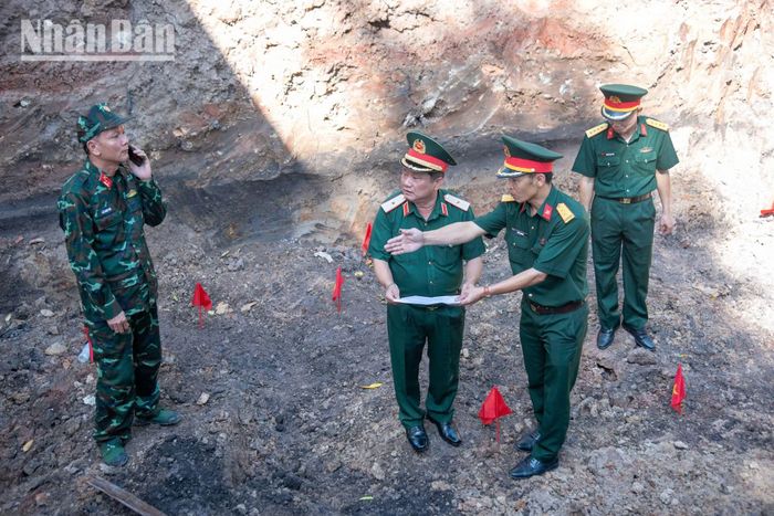 Lãnh đạo các cấp thường xuyên đôn đốc, theo sát tình hình thực địa để đưa ra những chỉ đạo kịp thời nhất cho lực lượng làm nhiệm vụ. Chỉ đạo trực tiếp lực lượng tìm kiếm ngay tại hiện trường, Thiếu tướng Trần Chí Tâm, Phó Chính ủy Quân khu 7, Trưởng Ban Chỉ đạo 515 Quân khu, khẳng định: Cuộc chạy đua này không có chỗ cho sự chần chừ vì thông tin về các liệt sĩ đang mất dần theo năm tháng.