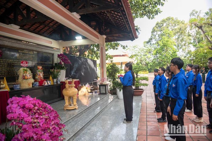 Nhiều tổ chức công đoàn, hội cựu chiến binh, đoàn thanh niên, nhóm thân nhân gia đình liệt sĩ… từ khắp cả nước đã về đây thắp nhang tri ân.