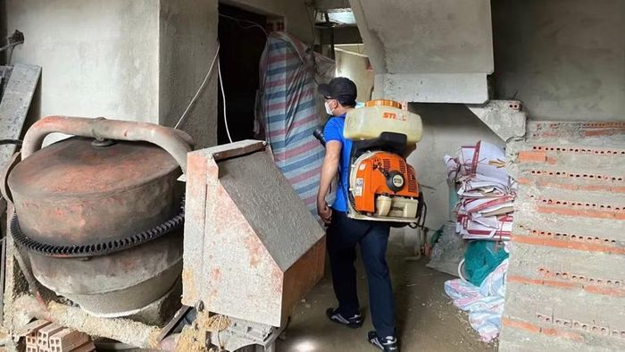 Phun thuốc phòng bệnh sốt xuất huyết tại công trình xây dựng ở phường Phú Thạnh. (Ảnh: KHANG ANH)