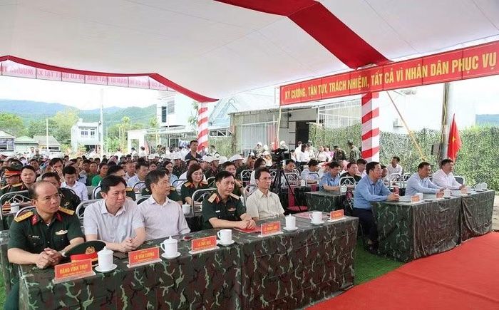 Các đại biểu cùng nhân dân xã Mường Than dự lễ bàn giao nhà ở mới cho người dân vùng lũ.