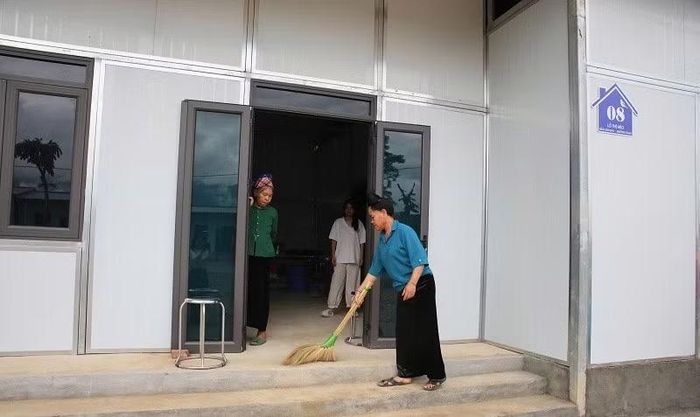 Người dân vùng lũ trong ngôi nhà mới.