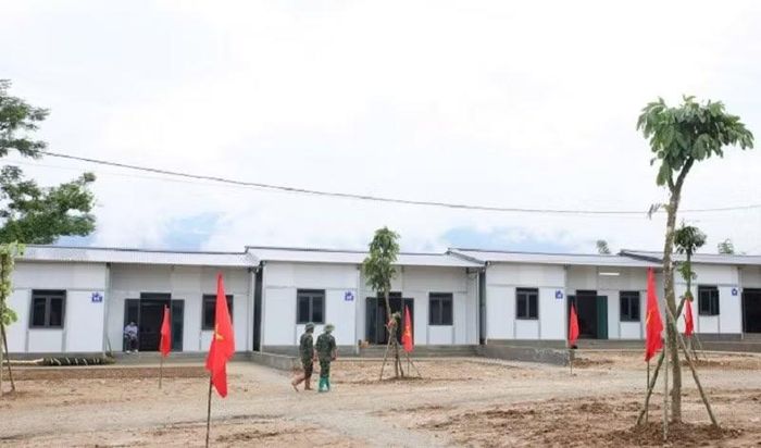 Những ngôi nhà mới được hoàn thành bằng công sức của cán bộ, chiến sĩ, nhân dân giúp người dân vùng lũ Mường Than sớm ổn định cuộc sống.