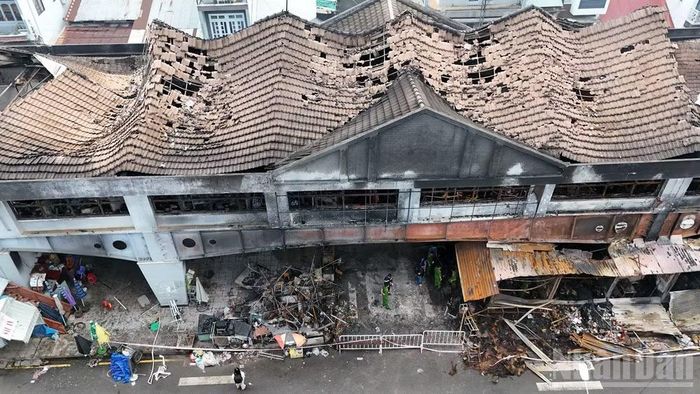 Hiện trường sau vụ cháy sáng 6/8.
