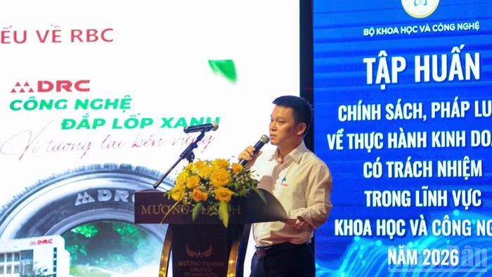 Diễn giả trình bày tại hội nghị.