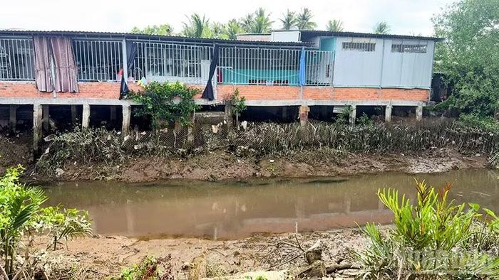 Người dân bức xúc vì dòng sông ô nhiễm.