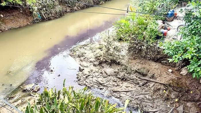 Nguồn nước có 2 màu trên dòng sông tại khu vực cầu Bùng Binh.