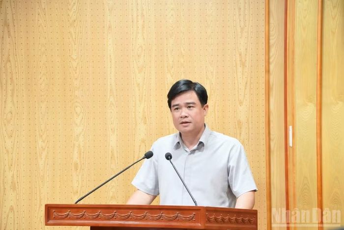 Đồng chí Trần Viết Cường trình bày báo cáo tại hội nghị. (Ảnh: HẢI ĐĂNG)