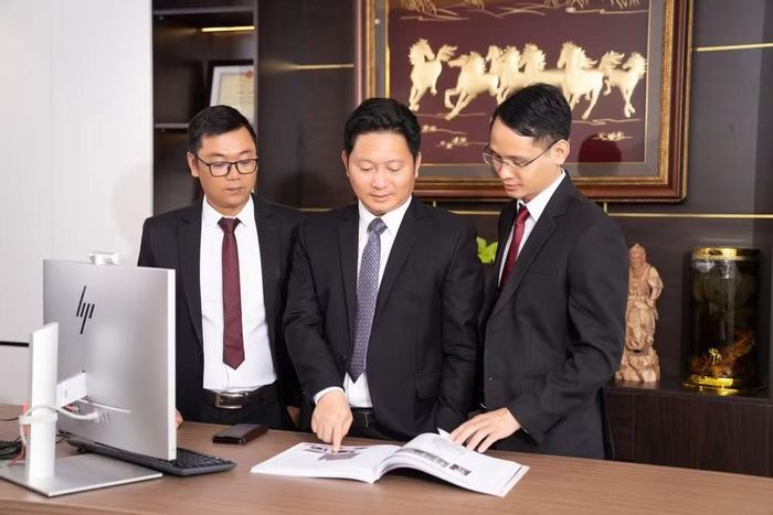 Chủ tịch Hội đồng quản trị Bùi Mạnh Hùng (ở giữa) cùng ban lãnh đạo trẻ của Bắc Trung Nam định hình triết lý điều hành: Lấy công nghệ quốc tế làm đòn bẩy, lấy danh dự và lòng tự hào dân tộc làm thước đo cho chất lượng mỗi công trình cống hiến cho nhân dân. (Ảnh: Công ty Cổ phần xây dựng Bắc Trung Nam cung cấp)
