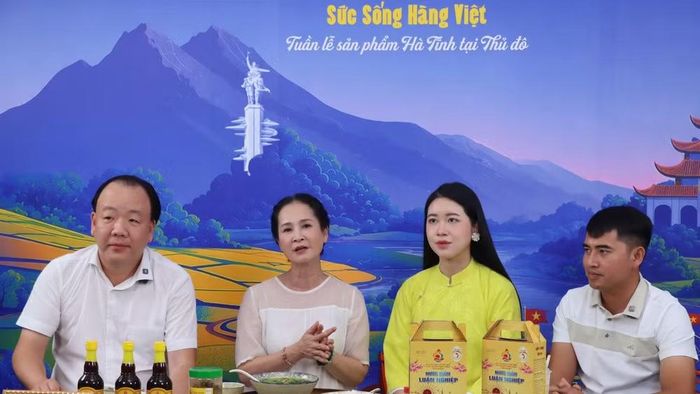 Cục trưởng Trần Hữu Linh tham gia phiên livestream bán hàng cùng các KOL, KOC trong chương trình "Sức sống hàng Việt". (Ảnh: LƯU QUYÊN)