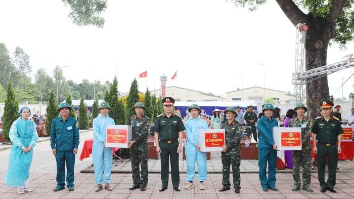 Đoàn công tác Quân khu 1 trao quà, động viên các tổ lấy mẫu và lực lượng phục vụ. (Ảnh: Tiến Hưng)