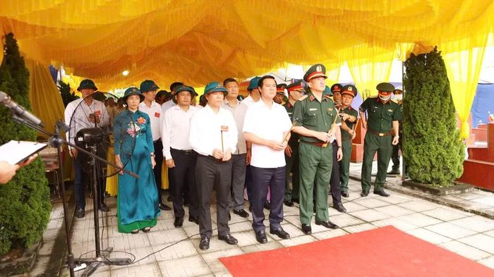 Các đại biểu thành kính dâng hương tưởng niệm các Anh hùng liệt sĩ tại Nghĩa trang liệt sĩ Cầu Lồ. (Ảnh: Tiến Hưng)