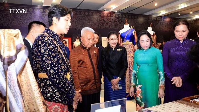 Chủ tịch Quốc hội kiêm Chủ tịch Hạ viện Thái Lan Sophon Zaram và các đại biểu tham quan triển lãm trang phục dân tộc tại Bảo tàng Phụ nữ Việt Nam. (Ảnh: Tuấn Anh/TTXVN)