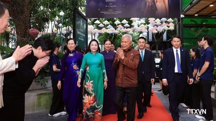 Chủ tịch Quốc hội kiêm Chủ tịch Hạ viện Thái Lan đến dự triển lãm trang phục dân tộc tại Bảo tàng Phụ nữ Việt Nam. (Ảnh: Tuấn Anh/TTXVN)