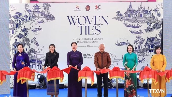 Chủ tịch Quốc hội kiêm Chủ tịch Hạ viện Thái Lan Sophon Zaram cùng các đại biểu cắt băng khai mạc triển lãm. (Ảnh: Tuấn Anh/TTXVN)