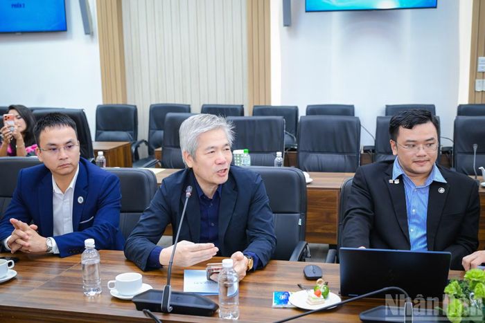 Bác sĩ Bùi Tiến Hùng, Giám đốc Trung tâm Mắt (Bệnh viện Đại học Phenika), người đang có số ca mổ Phakic ICL đứng đầu khu vực Đông Nam Á với hơn 8.000 ca thành công, chia sẻ tại tọa đàm.