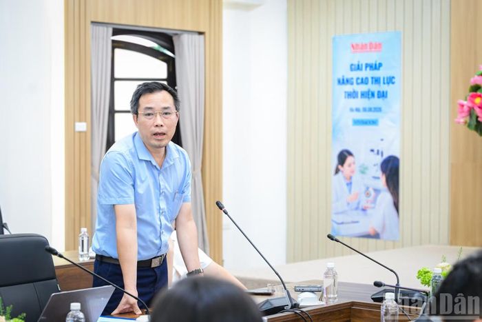 Tiến sĩ, Bác sĩ, Thầy thuốc ưu tú Bùi Hữu Toàn tham luận về "Thực trạng và giải pháp kiểm soát tật khúc xạ ở trẻ em và học sinh".