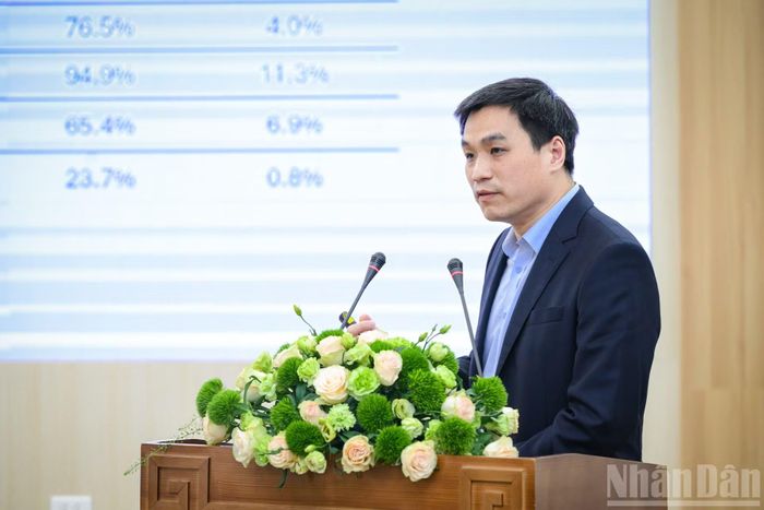 Tham luận về "đại dịch" cận thị và điều trị hiện nay của Đại tá, Phó Giáo sư, Tiến sĩ Nguyễn Đình Ngân, Phó Chủ tịch Hội Nhãn khoa Việt Nam, Phó Giám đốc Bệnh viện Quân y 103, thu hút nhiều sự quan tâm.