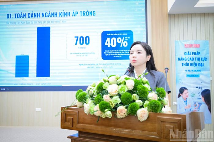 Bà Trịnh Phương Thúy, Giám đốc điều hành Kính áp tròng Vivimoon, chia sẻ về tiêu chuẩn an toàn quốc tế trong sản xuất và kiểm định sản phẩm điều chỉnh khúc xạ, trách nhiệm của doanh nghiệp trong hướng dẫn sử dụng an toàn, cung cấp thông tin đến người dùng.