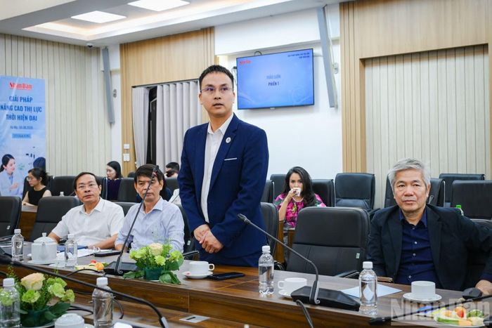 Đại diện Bệnh viện Mắt Hoa Lư Ninh Bình chia sẻ tại tọa đàm.