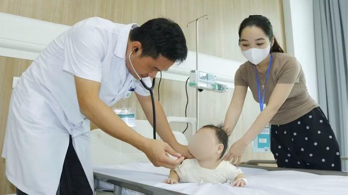 Bác sĩ chuyên khoa II Phạm Công Khắc thăm khám cho bệnh nhi. (Ảnh: Bệnh viện cung cấp)
