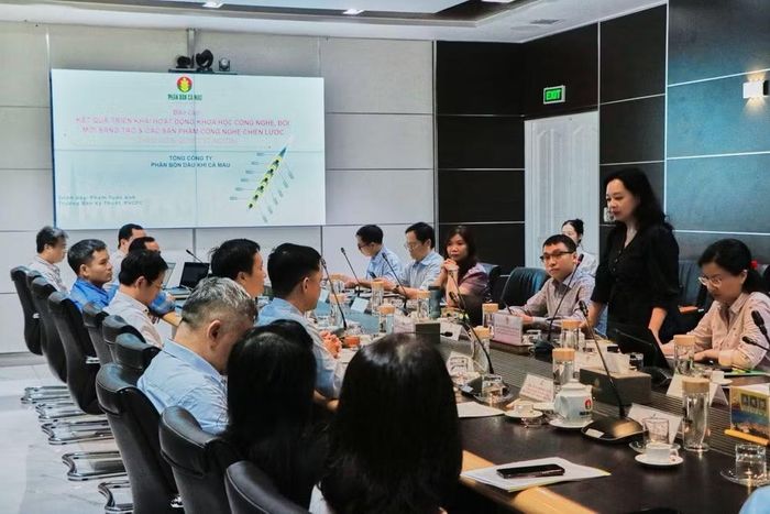 Cục trưởng Nguyễn Thị Lâm Giang và Đoàn công tác Bộ Công thương đề nghị Phân bón Cà Mau cần phát triển được các công nghệ lõi và sản phẩm chiến lược mang thương hiệu Việt Nam.