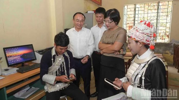 Các đại biểu cùng người dân trải nghiệm các tiện ích của mô hình “Thôn số”.
