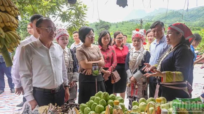 Phiên chợ số được tổ chức tại thôn Sơn Hà thu hút đông đảo người dân và du khách.