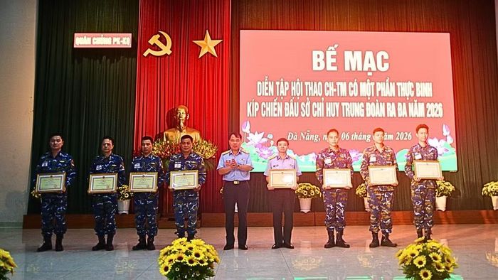 Đại tá Nguyễn Hải Hà, Chính ủy Trung đoàn Ra-đa 290 (số 1 từ trái sang) thay mặt Kíp chiến đấu nhận Bằng khen đạt giải Nhất toàn đoàn. (Ảnh: VĂN HÙNG)
