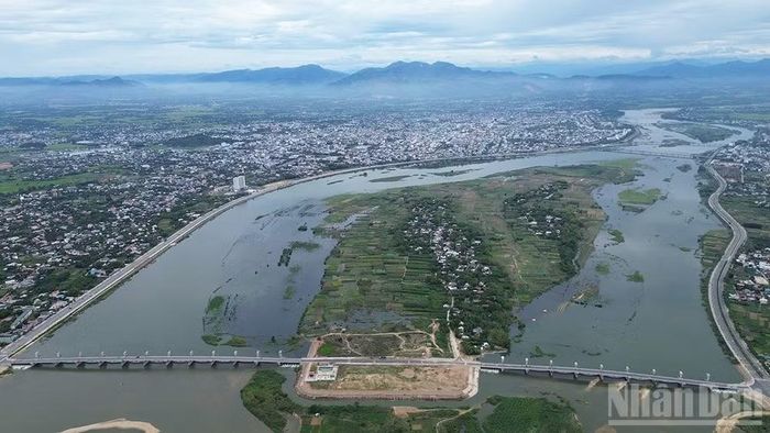 Công trình đập dâng hạ lưu sông Trà Khúc là công trình thủy lợi kết hợp giao thông.