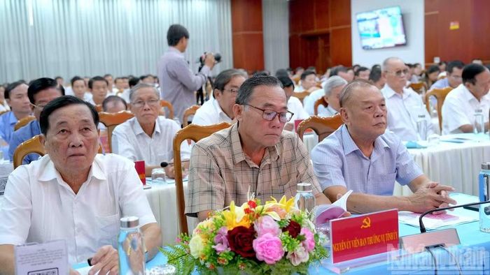 Các đồng chí đảng viên nguyên là lãnh đạo tỉnh Cà Mau tham dự hội nghị. (Ảnh: HỮU TÙNG)