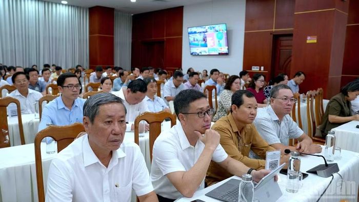 Đảng viên là người đứng đầu và cấp phó các đơn vị sở, ngành tỉnh Cà Mau nghiêm túc tham gia quán triệt tại hội nghị. (Ảnh: HỮU TÙNG)