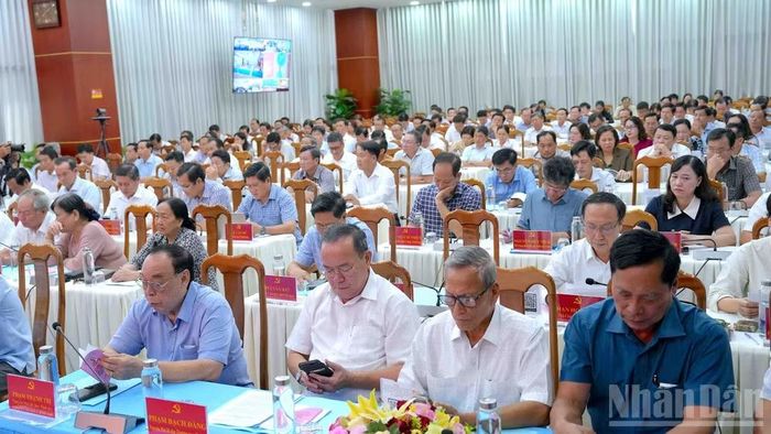 Đông đảo đảng viên Cà Mau tham gia quán triệt hội nghị chuyên đề tại đầu cầu tỉnh Cà Mau. (Ảnh: HỮU TÙNG)