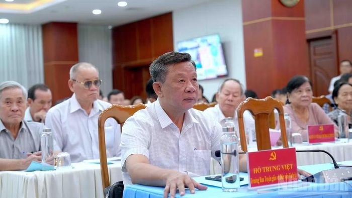 Đảng viên là lãnh đạo, nguyên lãnh đạo tỉnh Cà Mau tham gia quán triệt tại hội nghị. (Ảnh: HỮU TÙNG)