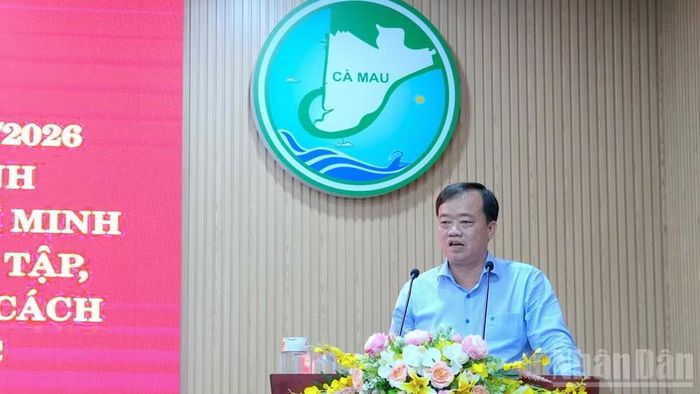 Đồng chí Huỳnh Quốc Việt, Phó Bí thư Thường trực Tỉnh ủy Cà Mau quán triệt Chỉ thị số 07-CT/TW của Bộ Chính trị tại hội nghị. (Ảnh: HỮU TÙNG)