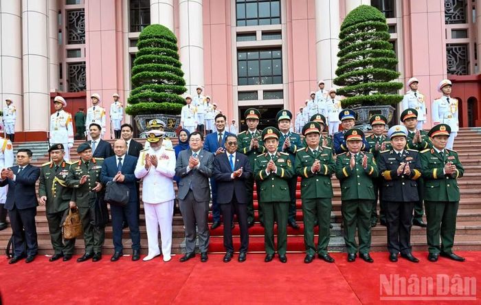 Các đại biểu chụp ảnh lưu niệm. (Ảnh: THẾ ĐẠI)