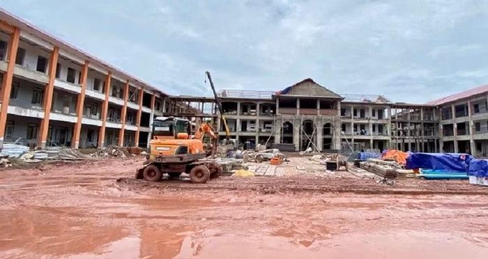 Tại công trình xây dựng Trường nội trú liên cấp Sín Thầu hiện có 11 công nhân Công ty Cổ phần cấp nước Điện Biên đang thực hiện hoàn thiện lắp đặt hệ thống nước.