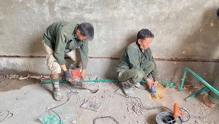 Công ty Cổ phần Cấp nước Điện Biên yêu cầu với mỗi công nhân được điều động phải nỗ lực cao nhất đẩy nhanh tiến độ hoàn thiện các công trình thuộc trường nội trú liên cấp.