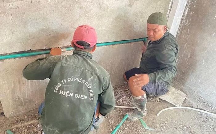 Mỗi công nhân được giao nhiệm vụ đều quyết tâm làm hết việc chứ không hết giờ để chung sức đẩy nhanh tiến độ hoàn thiện Trường nội trú liên cấp Sín Thầu.
