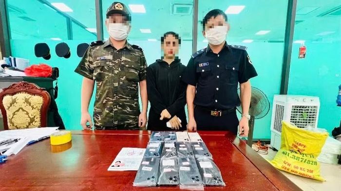 Lực lượng chức năng phát hiện bà Nguyễn Thị Hà mang theo 12 điện thoại iPhone có xuất xứ nước ngoài nhưng không khai báo hải quan. (Ảnh: Cục Hải quan)