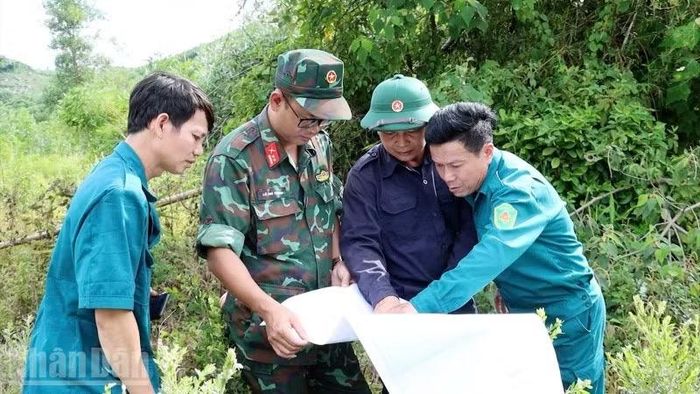 Lực lượng tìm kiếm khoanh vùng, xác định tọa độ nghi có mộ liệt sĩ theo thông tin. (Ảnh: DƯƠNG QUANG TIẾN)